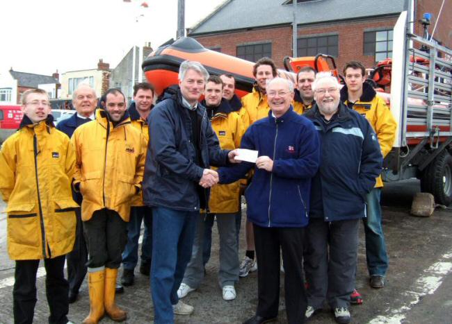 Zetland Lodge presents cheque